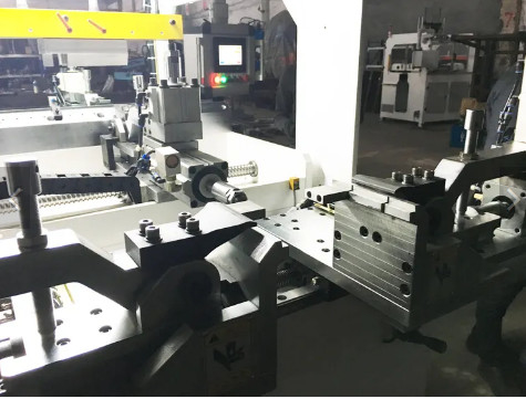 Automatic Car Radiator Clinching Machine For Crimping Automotive Radiator Plastic Water Tanks