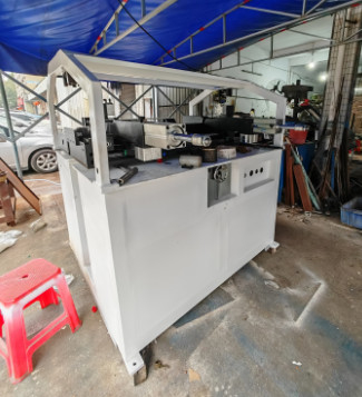 Pneumatic Plastic Tank Clinching Machine With Dual Workstations 0.8Mpa Working Pressure Lightweight